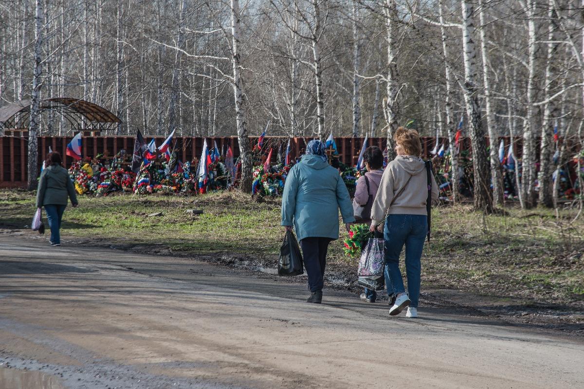 Фото Матери плачут у могил. Сотни новосибирцев собрались на Радоницу на кладбище погибших бойцов СВО 4
